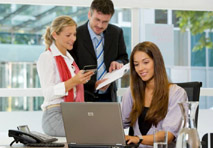Die Dienstleister liefern Sprachservices, Datenleitungen und Hardware im Paket für den Arbeitsplatz.