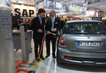 CeBIT 2010: Eine Stromtankstelle am SAP-Stand als Ausblick in die Stadt der Zukunft.