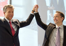 'Wir telefonieren auch samstags und sonntags miteinander. Arbeit sollte Spaß machen – das wollen wir unseren Mitarbeitern wieder vermitteln', geben sich die beiden neuen SAP-Vorstände Bill McDermott (li.) und Jim Hagemann Snabe, zuversichtlich.