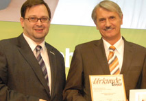 Award-Juror Christian Rupp überreicht die Siegerurkunde an Walter Reicher, Geschäftsführer und künstlerischer Leiter der Haydn Festspiele.