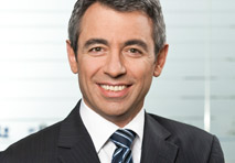 S&T-Country Manager Damianos Soumelidis testet die Virtualisierung des Desktops. 