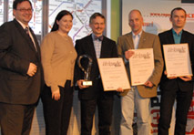 Christian Rupp, Plattform Digitales Österreich und LAbg. Barbara Novak gratulieren den Bundesiegern, Michael Lichtenegger, Geschäftsführer Wr. Linien; Werner Molik, Verkehrsverbund Ost-Region; Michael Kieslinger, Geschäftsführer Fluidtime (vlnr).