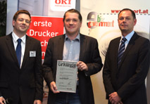 Sonderpreis Green Award an Andreas Grübl, Energy Globe Foundation (mi.). Karl-Heinz Täubel, Siemens (re.), und Martin Szelgrad, Report Verlag, gratulieren. 