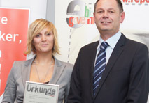 Karl-Heinz Täubel, Siemens, überreicht Victoria Elisa Überreich, pixelart, Urkunde für Platz drei für das Projekt Stiegl Corporte Website.