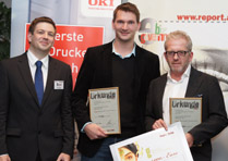 Martin Szelgrad, Report Verlag, gratuliert Gerald Kaltenbrunner und Michael Waid, Adwerba, zum Sieg in Salzburg mit der Webplattform BMW Group Börse.