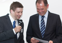 Veranstaltung des ebiz egovernment award 2010 in Linz: Martin Szelgrad, Report Verlag und Gastgeber Karl-Heinz Täubel, Siemens (re.).