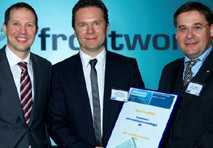 Andreas Muther (li.) und Rudolf Pinggera (re.), SAP, übergeben Urkunde an Volker Knotz, frontworx.