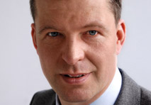 Yocomo-Geschäftsführer Gerhard Gassler erschließt ein weiteres Lehrmittel: das Handy.
