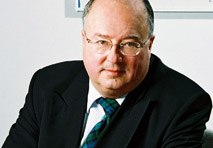 Hannes Bardach, Frequentis-Geschäftsführer, macht aus der Not eine Tugend: Messeauftritt per Videoschaltung.