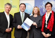 Umweltminister Niki Berlakovich und Infrastrukturministerin Doris Bures flankiert von den Klimafonds-Geschäftsführern Ingmar Höbarth und Theresia Vogel.