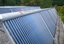 21 Kollektoren zu je 30 Röhren schafften im Februar 2009 die Erwärmung eines 36 m³ großen Pufferspeichers von 10 Grad auf 56 Grad in nur vier Wochen.
