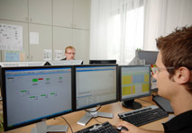  In den Leitzentralen des »Smart Grid« werden Verbrauchsdaten in Echtzeit erfasst und Lasten von kleinteiligeren Einspeisstrukturen (Solaranlagen, Windkraft) flexibel verwaltet.