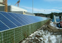 Eine Lärmschutzwand mit PV-Integration im Allgäu.