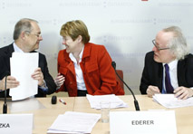 Auftakt für eine große Digitalisierung: Manfred Matzka, Brigitte Ederer und Lorenz Mikoletzky starten elektronisches Staatsarchiv.