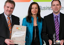 Umweltstadträtin Ulli Sima übergibt Umweltpreis an Rainer Gschlad (re.) und Michael Kieteubl, Raiffeisen Informatik Technical Services.