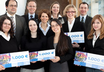 Verleihung des Technik-Stipendiums an Johanna Strutzenberger, Rabea Kerner, Titanilla Kommende, Alexandra Öllinger und Romana Feichtinger (mit Gutschein, v.l.n.r.). 