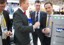 Der Softwarekonzern SAP versprühte auf der CeBIT in Hannover Geschäftstüchtigkeit und Optimismus. Im Hintergrund stellt die Unternehmensspitze die Organisation neu auf. 
