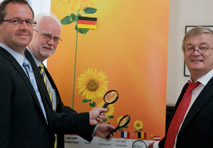 Suchen PV-Installationen mit der Lupe: Josef Witke, Bundesinnung Elektrotechnik, Martin Aichinger, ertex solar, und Hans Kronberger, Photovoltaik Austria.