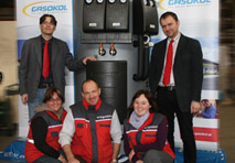 Gasokol-Experte Erich Temper (re.) mit seinem Team vor dem Pufferspeicher accuStrat mit Frischwassermodul.