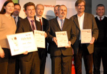 Barbara Novak und Christian Rupp gratulieren Wolfgang Grundei, Unisys; Johann Klar, MA 14; Erich Krebs, MA 28; Robert Ertl, MA 28; Rainer Haselberger, MA 14; Wolfgang Praxl, MA 14 für Platz 3 für EAZV (vlnr).