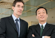 Wolfgang Horak (li. im Bild mit Satoru Hayashi) sieht die Rückkehr zum Mutterkonzern positiv: 'Uns hat diese Integration sehr gut getan.'