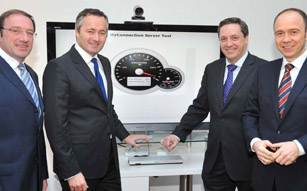 Gerhard Zatlokal, Bezirksvorsteher, eröffnet mit Hannes Ametsreiter, Walter Goldenits und Alexander Sperl, A1 Telekom Austria, einen Glasfaseranschluss für einen Haushalt (v.l.).