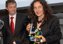 Andreas Landl und Dorothea Erharter, ZIMD, bringen Mädchen spielerisch Technik näher.