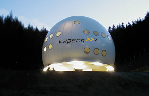 Gleich neben der S6 befindet sich das hochmoderne Rechenzentrum earthDATAsafe, das mit seiner 16m hohen futuristisch anmutenden Kugel die Blicke auf sich lenkt. 
