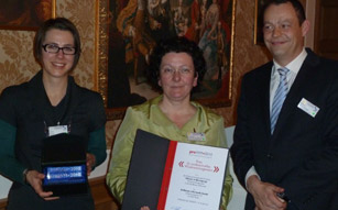 Preis für Ulrike Rauch, Koordinatorin Knowledge Group, Friederike Petznek-Stadlbauer, Geschäftsführerin Raiffeisen Informatik und Michael Würzelberger, Bereichsleiter Interne Services Raiffeisen Informatik (v.l.)