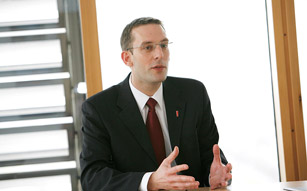 Wichtig ist für Abteilungsleiter Arno Reich, dass sich Wissenschaft und Wirtschaft begegnen, austauschen und gemeinsam an Projekten arbeiten. Die Research & Technology sieht er dafür als perfekte Plattform.
