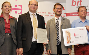 T-Systems Innovation Award für Projekt ways4all: Christina Klingenstein, T-Systems, gratuliert, Martijn Kiers, Werner Bischof und Thomas Winkler, FH Joanneum.