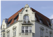 Vor allem bei Altbauten ist eine Außendämmung aufGrund der strukturierten Fassade oft nicht möglich. Eine Alternative ist die Innendämmung der Außenwand. Der Nachteil: Wohnraumverlust.