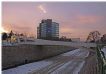 Der winterfeste Steg Astgasse – Fleschgasse verbindet die Bezirke Hietzing und Penzing.