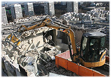 Die Drecksarbeit in den obersten Stockwerken mussten drei Cat Minibagger erledigen. Erst dann konnte ein Longfrontbagger übernehmen. 