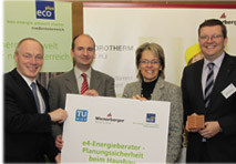 Helmut Miernicki (ecoplus), Thomas Bednar (TU Wien), Landesrätin Petra Bohuslav und Christian Weinhapl  (Wienerberger) präsentieren den e4-Energieberater. 