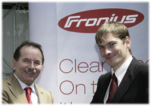 Fronius-Geschäftsführer Klaus Fronius (li.) mit Jakub Janda. Fronius-Geschäftsführer Klaus Fronius (li.) mit Jakub Janda.