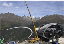 Liebherr-LTM 1095-5.1 von Prangl montiert Seilbahnstation auf über 2.000 m Meereshöhe. Liebherr-LTM 1095-5.1 von Prangl montiert Seilbahnstation auf über 2.000 m Meereshöhe.