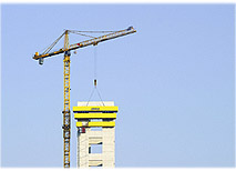 Einer der größten Turmdrehkrane in Österreich: der Liebherr 550 ECH 20 Litronic beim Bau des Kühlturmes im Zementwerk Leube.