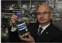 Walter Böhme, Leiter der OMV Forschung und Entwicklung, präsentiert den neuen OMV Winter-Diesel.