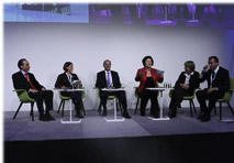 Günter Thumser, Henkel, Hildegard Aichberger, WWF, Kurt Hofstädter, Siemens, Moderation Regina Jankowitsch, Jutta Kleinschmidt und Peter Koren, Industriellenvereinigung, diskutierten in der Siemens City (v.l.).