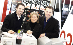 Filialnetz verbunden: Erich Neumayer, Leitung EDV & Service Repa Copy Franchise (li.), mit Daniela Kurz und Martin Mayerhofer, Tele2 Business.
