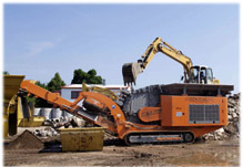 R900 im Einsatz im Recyclingmaterial bei einem deutschen Abbruchunternehmen.