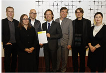Die glücklichen Gewinner des Aluminium-Architektur-Preises 2010 mit den Auslobern: Michael Anhammer, SUE Architekten, Barbara Feller,  Architekturstiftung Österreich, Harald Höller, SUE Architekten, Christian Ambos, SUE Architekten, Herbert Ablinger, Bundeskammer der Architekten und Ingenieurkonsulenten, Harald Greger, Aluminium-Fenster-Institut, Franziska Leeb, Sprecherin der Jury (v.l.n.r.).