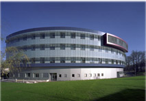 Das orthopädische Spital Speising – geplant vom Architekturbüro Peretti + Peretti – setzt mit dem Zubau einen modernen Kontrapunkt zum historischen Bestand. Der Zubau schließt harmonisch an den Altbestand an. 