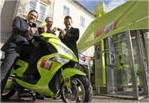 Telefonzelle mit integrierter Stromtankstelle.