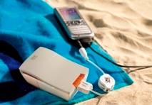 Das Universal Travel Power Pack von One For All liefert unterwegs Strom für leere Akkus.