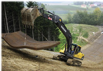 Der Volvo Bagger EC210C der WDS Bau GmbH erwies sich am 78-Prozent-Steilhang so standfest, dass er statt einem Schreitbagger zum Einsatz kam. 