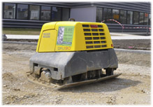 Mit der Vibrationsplatte DPU 130 von Wacker Neusona wurden die umfangreichen Außenanlagen der neuen Sky-Zentrale bearbeitet.  
