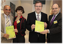 Initiator Carlo Pignatari (v.li.), Moderatorin Gertraud Leimüller, ACC-Geschäftsführer Claus Repnik und Ludwig Ems, Österreich-Koordinator des Contests, bei der Preisverleihung.