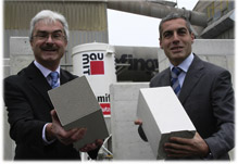 Manfred Tisch (l.) und Georg Bursik von der Wopfinger Baustoffindustrie präsentieren zwei der 25.000 Stück Wärme speichernden Keramikkörper.